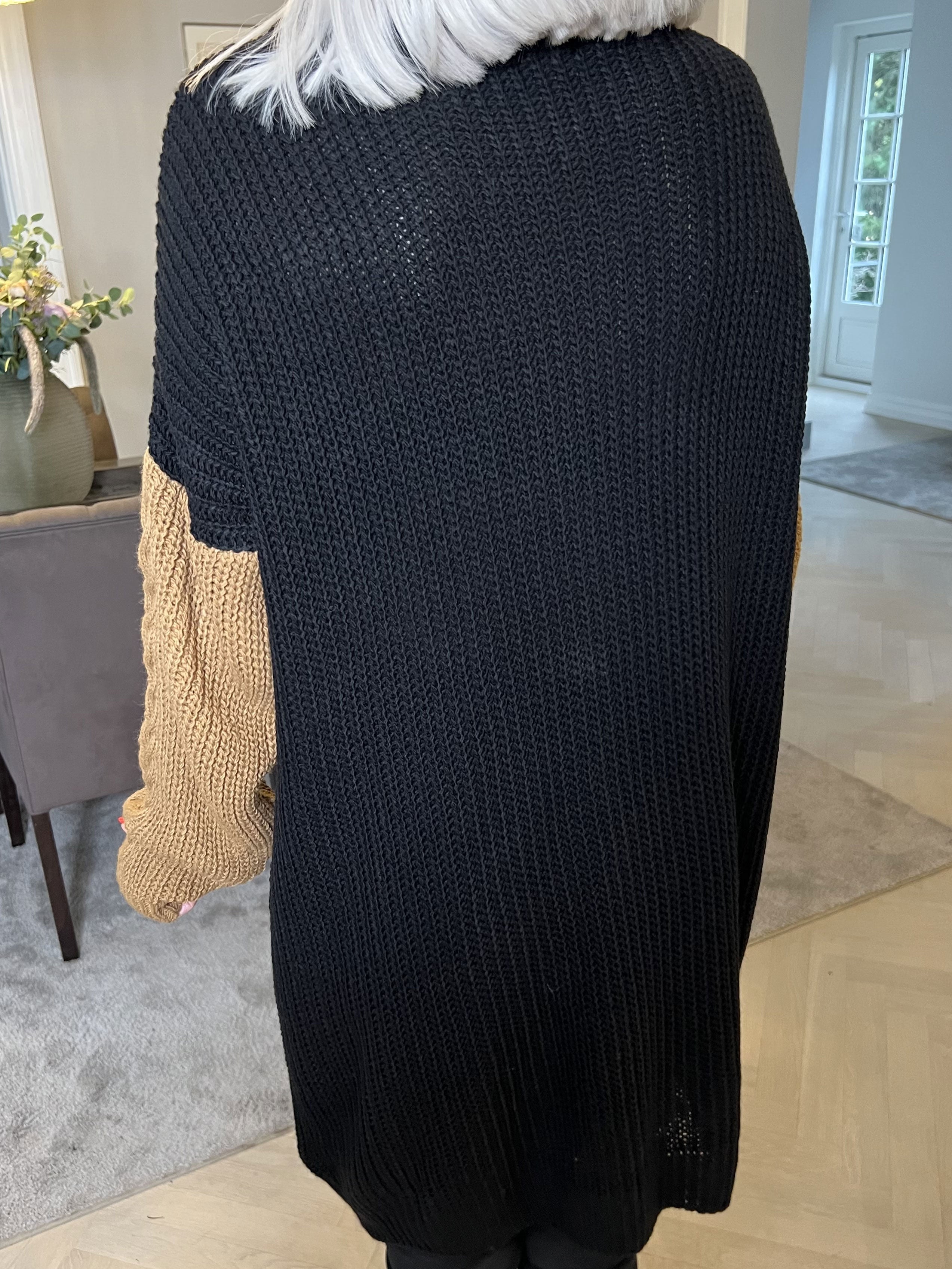 Tenna - Tofarvet kjole i kabelstrik